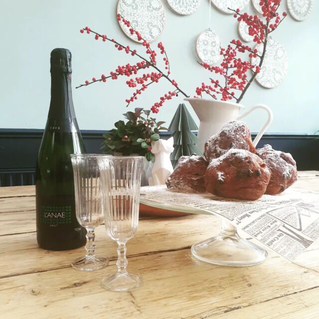 Wij wensen jullie een heel mooi 2023 🌟. Liggen wij op de route van je nieuwjaarswandeling? Wees welkom! We zijn vandaag open tot 15 uur voor ontbijt en lunch of een kop koffie met iets lekkers. Tot snel!
•
#middelburg #middelburgsestraatjes #langeviele #goodcompany #ontbijt #lunch #supportyourlocals