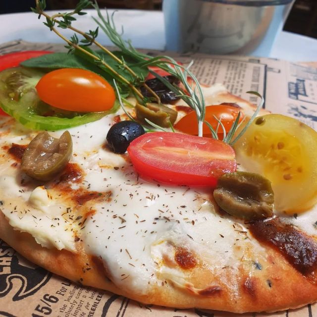 🇮🇹 Italy meets India 🇳🇪 
Nieuw op de kaart: onze Naan-Pizza! Een heerlijk kruidig naanbroodje belegd met cherrytomaatjes, mozzarella, mascarpone, Massaman currysaus en verse Italiaanse kruiden. Dit lunchgerecht is tegelijkertijd een ode aan onze Italiaanse Ginevra en Indiase Princy. Hun oordeel? Het is geen pizza en ook geen naan. Dat klopt; het is een Naan-Pizza!
•
#middelburg #middelburgsestraatjes #langeviele #goodcompany #ontbijt #breakfast #frühstück #supportyourlocal #supportyourlocals #ilovezeeland #lunch #borrel #aperitif #apero #aperol #tuinterras #stadstuin @wijzijndestad @wijzijndehoreca @uitinmiddelburg