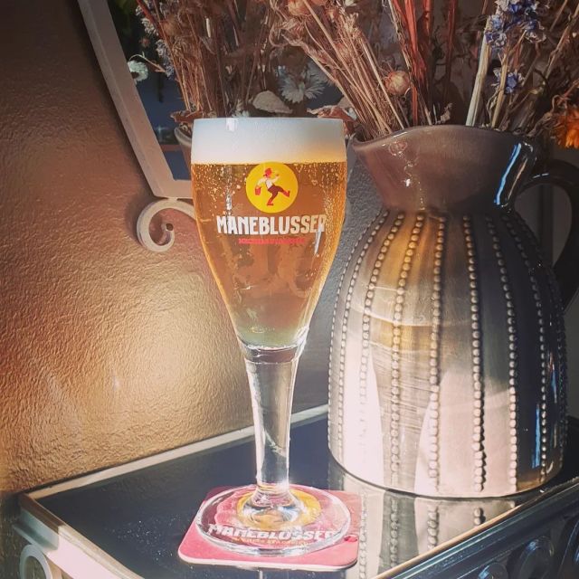 Nieuw op de wisseltap: Maneblusser van Brouwerij Het Anker uit Mechelen. Een blondbier met een licht citrusaroma en een fijne afdronk met alcoholpercentage van 5,8%, gebrouwen volgens de traditionele methode van hoge gisting. Hoe toepasselijk: net als wij Middelburgers, staan ook de Mechelaars bekend als Maneblussers! Wat ons betreft een ideaal bier voor tijdens de vrijdagmiddagborrel 😉. Kom jij 'm proeven? Vandaag en morgen kun je bovendien - net als elke vrijdag- en zaterdagavond - blijven eten! Bekijk ons Mexicaans geïnspireerde menu op www.reynaertenco.nl/menu.
•
📍 Langeviele 61, Middelburg
☎️ 0118-853886
📧 info@reynaertenco.nl
🌐 www.reynaertenco.nl
•
#middelburg #middelburgsestraatjes #langeviele #goodcompany #ontbijt #breakfast #frühstück #supportyourlocal #supportyourlocals #ilovezeeland #lunch #borrel #aperitif #apero #vrijdagmiddagborrel #diner #dinner #mexicaans #mexicanfood #tuinterras #stadstuin @wijzijndestad @hetanker