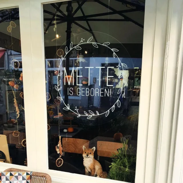 Een week geleden, op 26 september, is onze lieve dochter METTE geboren. We zijn dolgelukkig en genieten volop van haar 🥰. Inmiddels is Reynaert & Co. weer open. Kom je dit weekend nog genieten van het najaarszonnetje? Tot snel 💛
•
Je vindt ons in hartje centrum, in de leukste winkelstraat van Middelburg. Met liefde maken we hier jouw ontbijt, lunch en borrel klaar. Sinds kort kun je op vrijdag- en zaterdagavond ook bij ons terecht voor het lekkerste Mexican streetfood.

📍 Langeviele 61, Middelburg
☎️ 0118-853886
📧 info@reynaertenco.nl
🌐 www.reynaertenco.nl
•
#middelburg #middelburgsestraatjes #langeviele #goodcompany #ontbijt #breakfast #frühstück #supportyourlocal #supportyourlocals #ilovezeeland #lunch #borrel #aperitif #apero #vrijdagmiddagborrel #diner #dinner #mexicaans #mexicanfood #tuinterras #stadstuin #uitinzeeland