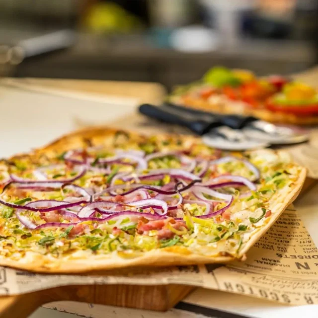 Terug van weggeweest: onze Flammkuchen! Al vanaf het eerste moment staat dit succesnummer op onze kaart. Ga jij voor de originele Elzasser variant met rode ui, prei en spekjes? Of kies je liever voor de vegetarische versie met gorgonzola en peer? Een ding is zeker: met het huidige weer smaken ze beide heerlijk 🍂☔🍁
•
Je vindt ons in hartje centrum, in de leukste winkelstraat van Middelburg. Met liefde maken we hier jouw ontbijt, lunch en borrel klaar. Sinds kort kun je op vrijdag- en zaterdagavond ook bij ons terecht voor het lekkerste Mexican streetfood.

📍 Langeviele 61, Middelburg
☎️ 0118-853886
📧 info@reynaertenco.nl
🌐 www.reynaertenco.nl
•
#middelburg #middelburgsestraatjes #langeviele #goodcompany #ontbijt #breakfast #frühstück #supportyourlocal #supportyourlocals #ilovezeeland #lunch #flammkuchen #borrel #aperitif #apero #vrijdagmiddagborrel #diner #dinner #mexicaans #mexicanfood #tuinterras #stadstuin #uitinzeeland #bierproeverij