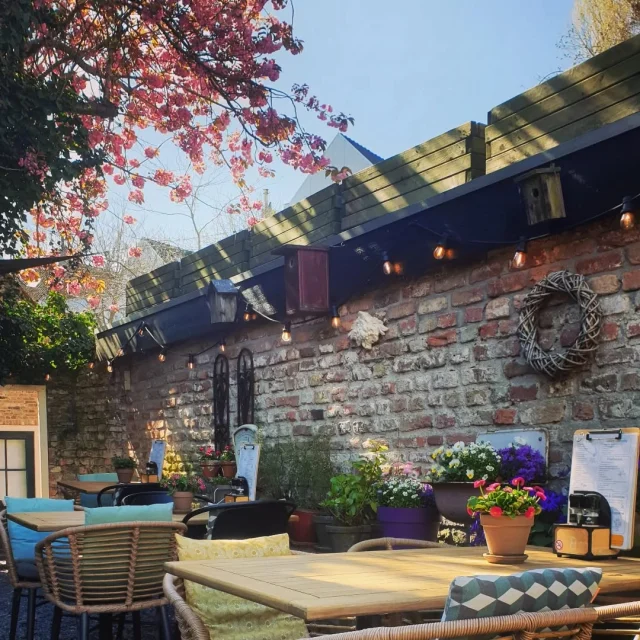 Het belooft vandaag weer een stralende dag te worden ☀️. Kom je ook genieten van een lekker kopje koffie met huisgemaakte taart, een ontbijtje of lunch? Op ons tuinterras kun je rustig genieten in het groen, even weg van alle drukte in de stad. We zijn er vanaf 10 uur. En uiteraard kun je vanavond ook weer lekker Mexicaans blijven eten 💃. We hebben nog plekjes vrij! Hopelijk zien we je vandaag; fijne dag!
•
Je vindt ons in hartje centrum, in de leukste winkelstraat van Middelburg. Met liefde maken we hier jouw ontbijt, lunch en borrel klaar. Tegenwoordig kun je op vrijdag- en zaterdagavond ook bij ons terecht voor het lekkerste Mexican streetfood.

📍 Langeviele 61, Middelburg
☎️ 0118-853886
📧 info@reynaertenco.nl
🌐 www.reynaertenco.nl
•
#middelburg #middelburgsestraatjes #langeviele #goodcompany #supportyourlocal #supportyourlocals #ilovezeeland #tuinterras #stadstuin #uitinzeeland #afrocoffee #taart #ontbijt #breakfast #frühstück #lunch #flammkuchen #borrel #aperitif #apero #vrijdagmiddagborrel#bierproeverij #diner #dinner #mexicaans #mexicanfood