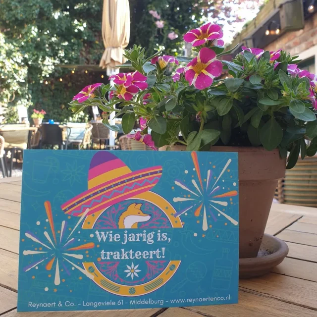 Heb jij ‘m al opgehaald, onze verjaardagskaart? Lever ‘m in op vrijdag- of zaterdagavond en ontvang een gratis hoofdgerecht! Dit jaar bestaan wij alweer 5 jaar. En dat vieren we graag samen met jou! Bij elk bezoek ontvang je deze speciale ansichtkaart, te gebruiken als voucher. Je krijgt de kaart vanzelf als je gezellig langskomt voor een kopje koffie (of iets anders lekkers van onze menukaart). Proost je mee op ons jubileum? Deze actie geldt t/m 28 juni.
•
Je vindt ons in hartje centrum, in de leukste winkelstraat van Middelburg. Met liefde maken we hier jouw ontbijt, lunch en borrel klaar. Tegenwoordig kun je op vrijdag- en zaterdagavond ook bij ons terecht voor het lekkerste Mexican streetfood.
•
📍 Langeviele 61, Middelburg
☎️ 0118-853886
📧 info@reynaertenco.nl
🌐 www.reynaertenco.nl
•
#middelburg #middelburgsestraatjes #langeviele #goodcompany #supportyourlocal #supportyourlocals #ilovezeeland #tuinterras #stadstuin #uitinzeeland #bierproeverij #diner #dinner #mexicaans #mexicanfood #afrocoffee #taart #ontbijt #breakfast #frühstück #lunch #flammkuchen #borrel #aperitif #apero #vrijdagmiddagborrel
