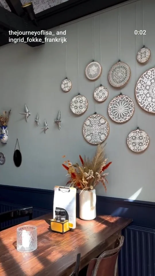 Kijk nou wat een leuke video @thejourneyoflisa_ maakte van onze zaak 😃. Geeft een goede indruk van zowel het interieur als ons tuinterras! Kom je ook een keer langs als je in Middelburg bent? 🌻
•
Je vindt ons in hartje centrum, in de leukste winkelstraat van Middelburg. Met liefde maken we hier jouw ontbijt, lunch en borrel klaar. Tegenwoordig kun je op vrijdag- en zaterdagavond ook bij ons terecht voor het lekkerste Mexican streetfood.
•
📍 Langeviele 61, Middelburg
☎️ 0118-853886
📧 info@reynaertenco.nl
🌐 www.reynaertenco.nl
•
#middelburg #middelburgsestraatjes #langeviele #goodcompany #supportyourlocal #supportyourlocals #ilovezeeland #tuinterras #stadstuin #uitinzeeland #bierproeverij #diner #dinner #mexicaans #mexicanfood #afrocoffee #taart #ontbijt #breakfast #frühstück #lunch #flammkuchen #borrel #aperitif #apero #vrijdagmiddagborrel