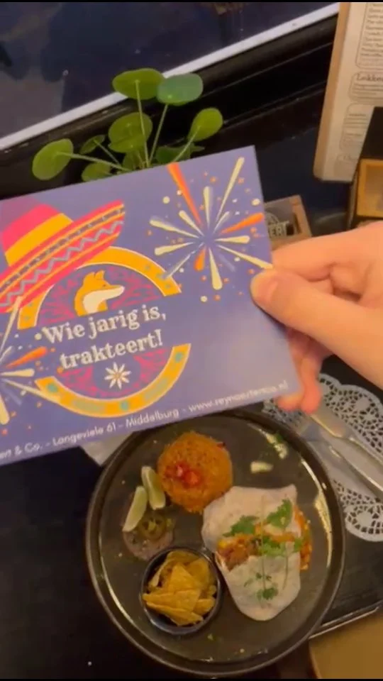Reynaert & Co. bestaat dit jaar alweer 5 jaar 🥳. Om ons jubileumjaar feestelijk af te sluiten, ontvang je tot het einde van het jaar een gratis hoofdgerecht tijdens ons diner op vrijdag- en zaterdagavond! Hoe het werkt? Simpel! Bij elk bezoek ontvang je deze speciale ansichtkaart, te gebruiken als voucher. Je krijgt de kaart vanzelf als je gezellig langskomt voor een kopje koffie (of kies iets anders lekkers van onze menukaart). Vier ons jubileum met een heerlijk Mexicaans etentje en proost mee op 5 mooie jaren 🥂. Deze actie geldt t/m 27 december 2025.
•
Je vindt ons in hartje centrum, in de leukste winkelstraat van Middelburg. Met liefde maken we hier jouw ontbijt, lunch en borrel klaar. Ook kun je op vrijdag- en zaterdagavond bij ons terecht voor het lekkerste Mexican streetfood. Zien we je snel?
•
📍 Langeviele 61, Middelburg
☎️ 0118-853886
📧 info@reynaertenco.nl
🌐 www.reynaertenco.nl
•
#middelburg #middelburgsestraatjes #langeviele #goodcompany #supportyourlocal #supportyourlocals #ilovezeeland #tuinterras #stadstuin #uitinzeeland #bierproeverij #diner #dinner #mexicaans #mexicanfood #afrocoffee #taart #ontbijt #breakfast #frühstück #lunch #flammkuchen #borrel #aperitif #apero #vrijdagmiddagborrel